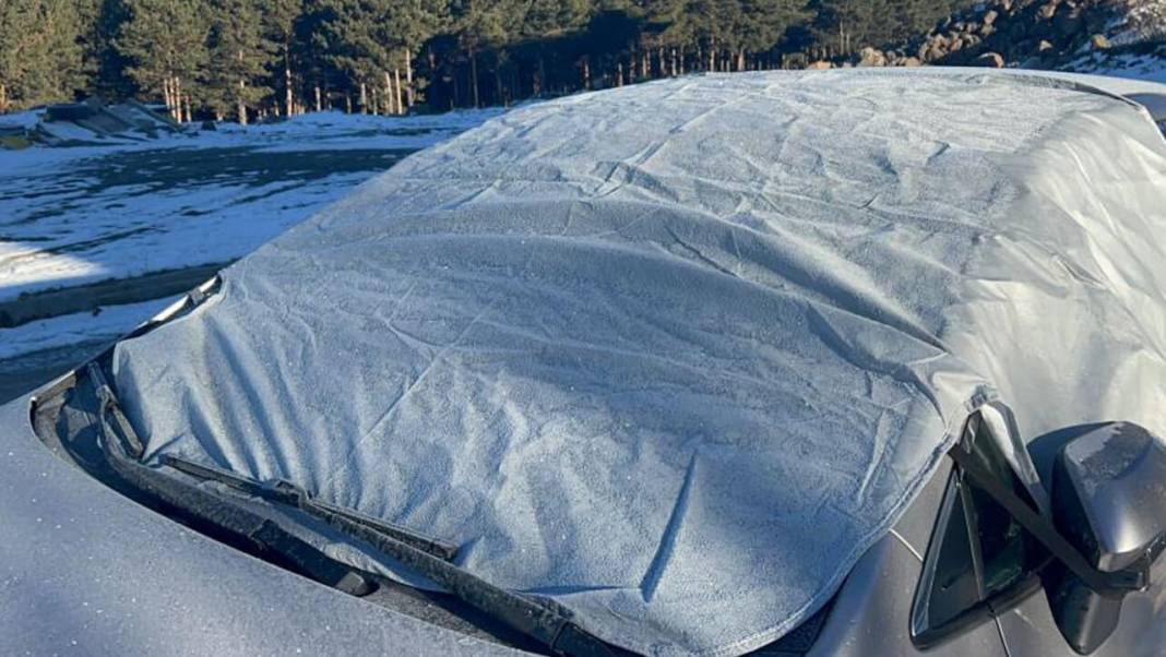 Çatılarda dev buz sarkıtları oluştu! O ilimize gitmeyen soğuk gördüm demesin: Hava -10 dereceye kadar düştü 2